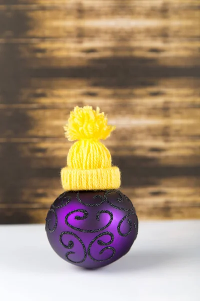 Fondo de Navidad con un adorno colorido, caja de regalo, bayas y abeto en nieve aislada — Foto de Stock