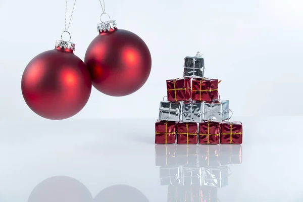 Boże Narodzenie tło z kolorowych ozdób, pudełko, jagody i jodła w śniegu na białym tle Zdjęcie Stockowe