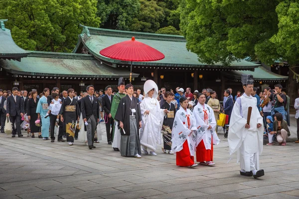 Une cérémonie de mariage traditionnelle japonaise au sanctuaire Meiji Jingu . — Photo