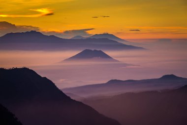 Dağlar ve günbatımı zamanı, peyzaj, sis tabakası