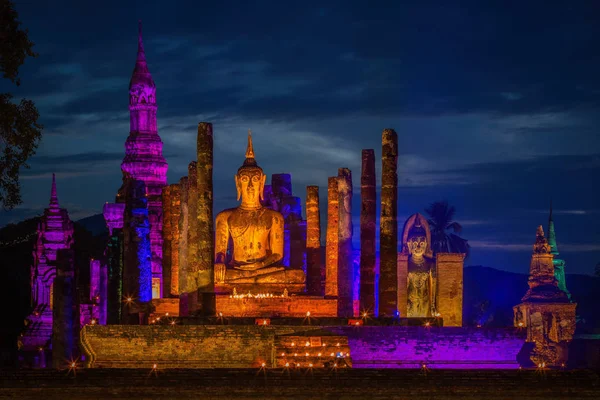 Ilumine a noite de Wat Maha Que Buda e pagode na hora do pôr do sol — Fotografia de Stock