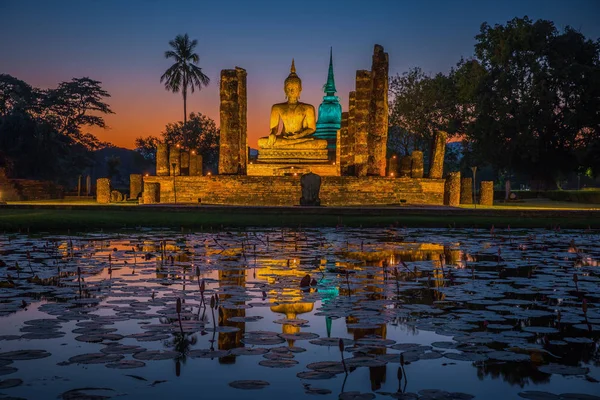 Estatua de Buda en Wat Mahathat en el Parque Histórico de Sukhothai, Thail —  Fotos de Stock