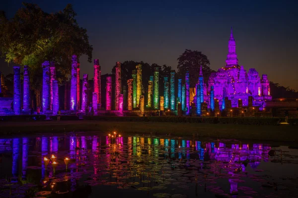 Illuminez la nuit de Wat Maha Que Bouddha et la pagode sur l'heure du coucher du soleil — Photo