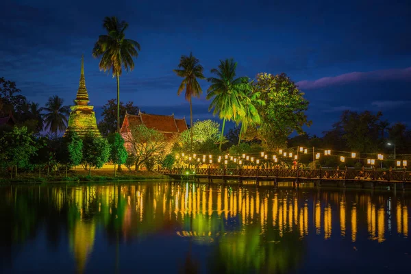 Soumrak scéna traphangthong chrámu v Sukhothai, Thajsko — Stock fotografie