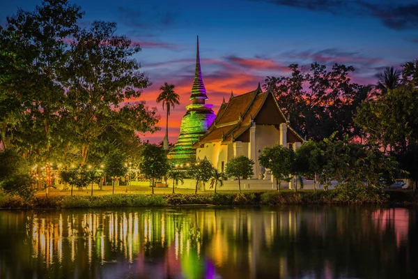Crepúsculo escena de templo traphangthong en Sukhothai, Tailandia —  Fotos de Stock