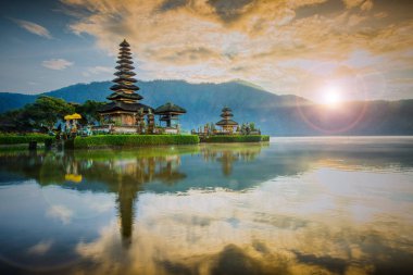 Pura Ulun Danu Bratan, Bratan Gölü, Bali, Indone üzerinde Hindu tapınağı