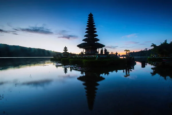 Pura Ulun Danu Bratan, temple hindou sur le lac Bratan, Bali, Indone — Photo