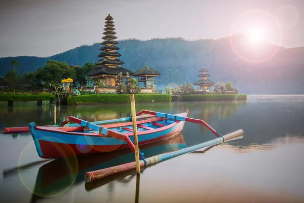 Pura Ulun Danu Bratan, temple hindou sur le lac Bratan, Bali, Indone — Photo