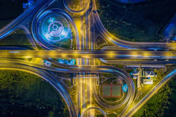 Vista aérea Rotunda de estrada com lotes de carros em Thailand.street lar — Fotografia de Stock