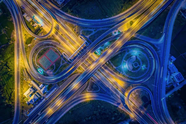 Vista aérea Rotonda de carretera con lotes de coches en Tailandia.street lar — Foto de Stock