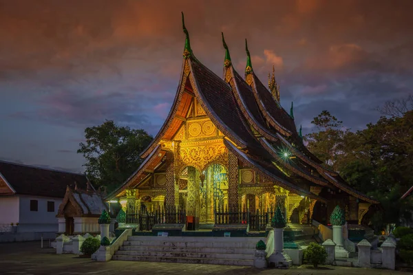 Templo de tanga Wat Xieng en el crepúsculo en Luang Pra bang, Laos . — Foto de Stock