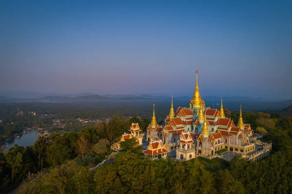 Wat Tang Sai. Krásný chrám na vrcholu hory Thongchai, — Stock fotografie