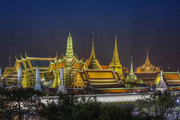 Grand palace y Wat phra keaw por la noche, Bangkok, Tailandia — Foto de Stock