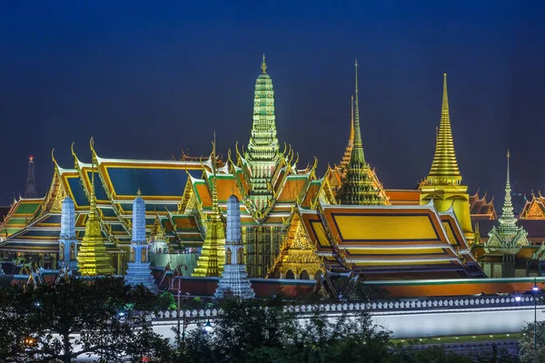 Grande palácio e Wat phra keaw à noite, bangkok, Tailândia — Fotografia de Stock