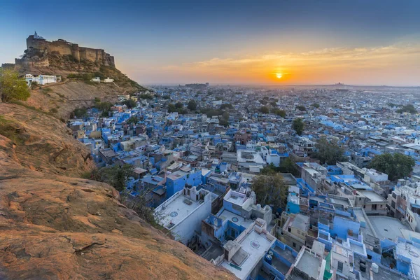 Sininen kaupunki ja Mehrangarh Fort Jodhpurissa. Rajasthan, Intia — kuvapankkivalokuva