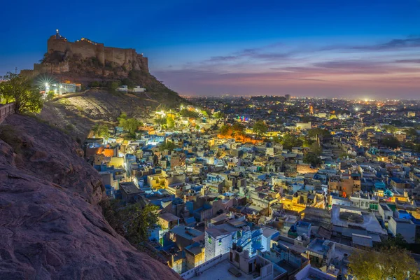 Blue city and Mehrangarh fort on the hill at night in Jodhpur, R — Stock Photo, Image