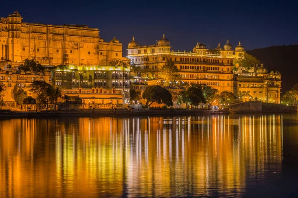 Udaipur City Palace Rajasthan on yksi suurimmista turisti att — kuvapankkivalokuva