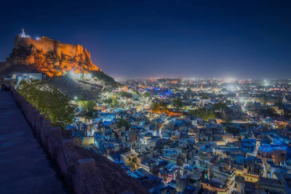 Μπλε πόλη και στο φρούριο της Mehrangarh στο λόφο το βράδυ σε Τζοντπούρ, Ρατζαστάν, Ινδία — Φωτογραφία Αρχείου