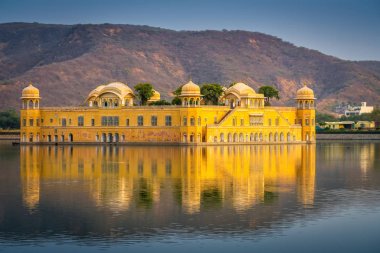 Ja, adam Sagar Gölü ortasında Jal Mahal su Sarayı