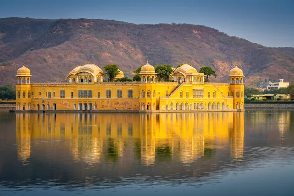 Jal Mahal vízi palota közepén a férfi Szántóné tó Ja — Stock Fotó