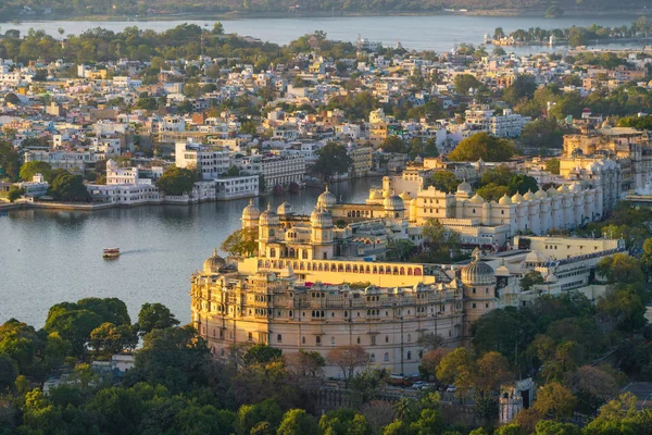 Pichola Lake z widokiem miasta Palace w Udaipur, Radżastan, Indie — Zdjęcie stockowe