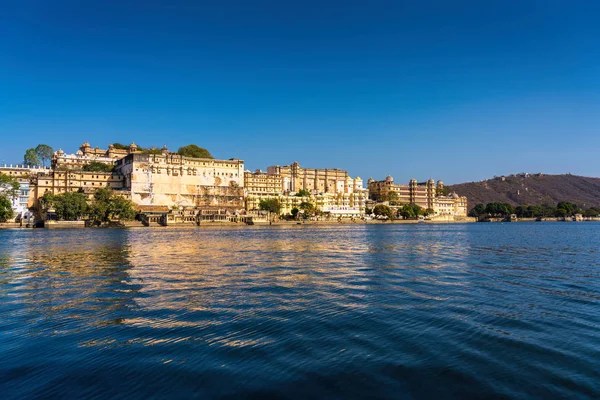 Udaipur city palace się na tle błękitnego nieba, Udaipur, Indie — Zdjęcie stockowe