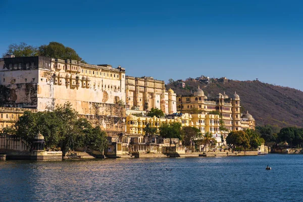 Udaipur city palace się na tle błękitnego nieba, Udaipur, Indie — Zdjęcie stockowe