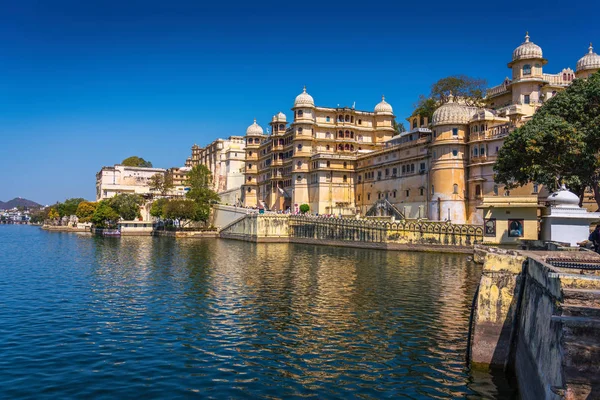 Udaipur cidade palácio com fundo azul céu, Udaipur Índia — Fotografia de Stock