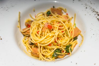 Ev stili spagetti beyaz seramik plaka üzerinde yapılan