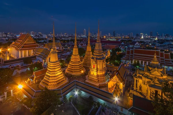 Wat Pho temple at crepúsculo, Bangkok, Tailândia — Fotografia de Stock