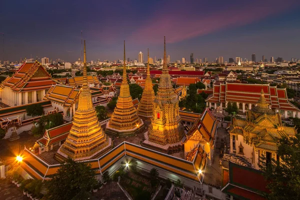 Wat Pho temple at crepúsculo, Bangkok, Tailândia — Fotografia de Stock