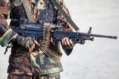 asker üniformalı makineli tüfek veya saldırı tüfeği ile