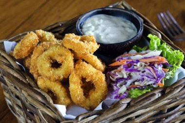 Kızarmış kalamar halkaları