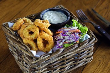 Kızarmış kalamar halkaları