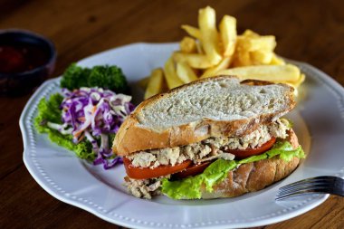 Beyaz tabak etli sandviç