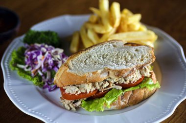 Beyaz tabak etli sandviç