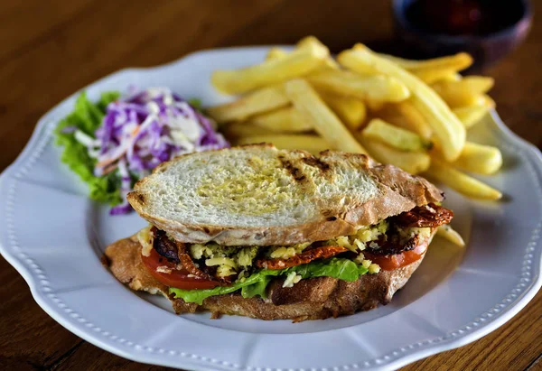 Sandwich de carne en el plato blanco — Foto de Stock