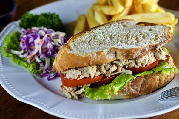 Sandwich de carne en el plato blanco — Foto de Stock