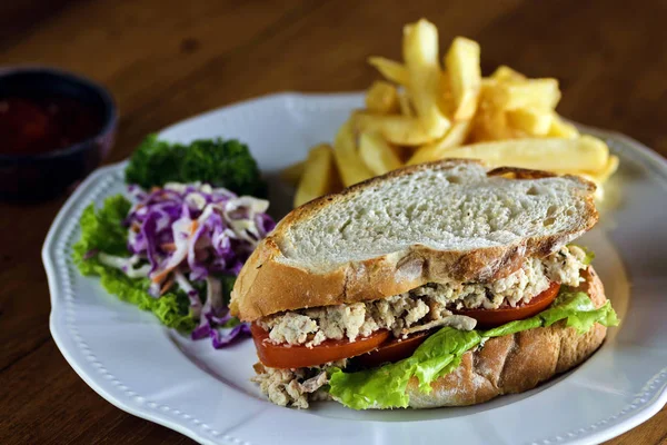 Sandwich de carne en el plato blanco — Foto de Stock