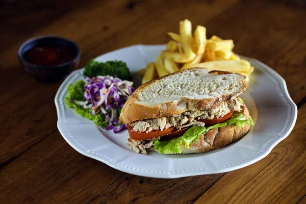A fehér táblán hús szendvics — Stock Fotó
