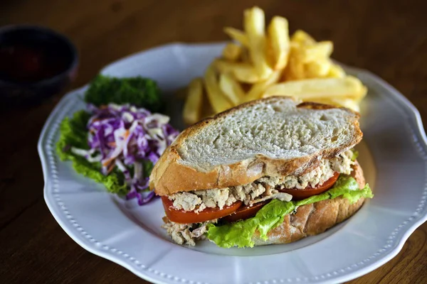 Sandwich de carne en el plato blanco — Foto de Stock