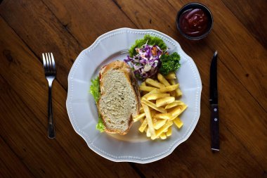 Beyaz tabak etli sandviç