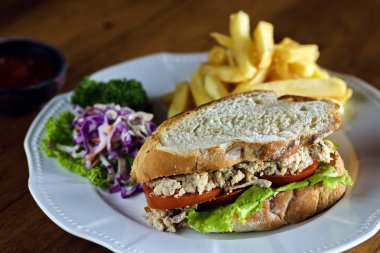 Beyaz tabak etli sandviç