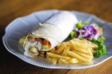 Kızarmış tavuklu burrito.