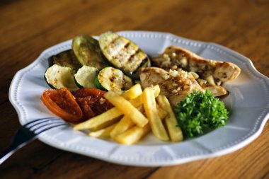 Tavuk göğsü beyaz tabakta.