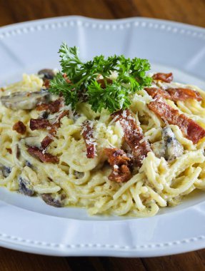 Sucuk peynir ve yeşillik ile makarna