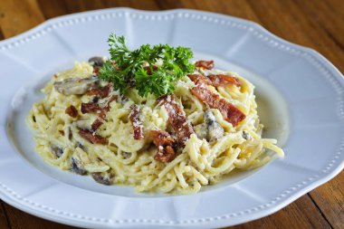 Sucuk peynir ve yeşillik ile makarna