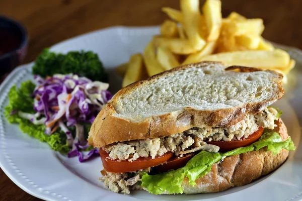 Sandwich de carne en el plato blanco — Foto de Stock