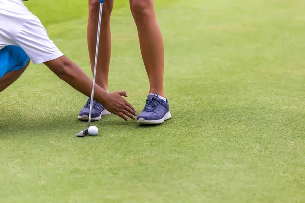 Baixa seção de jogador de golfe feminino — Fotografia de Stock