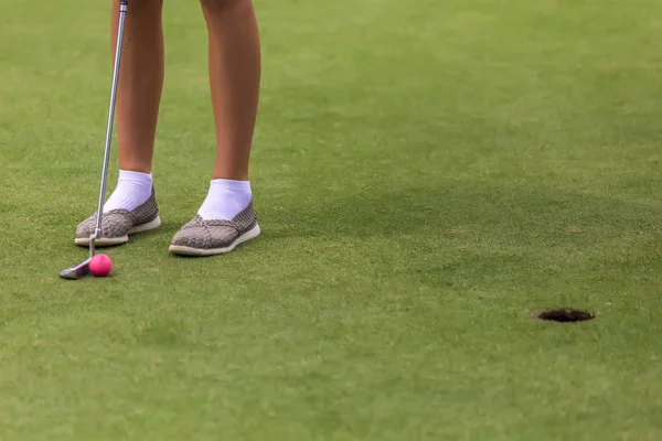 女子ゴルフ選手の低いセクション — ストック写真